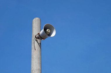 Megafon, beton kolonda korna