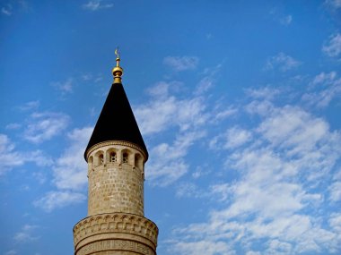 İslam. Cami. Hilal şeklinde büyük siyah kubbe..