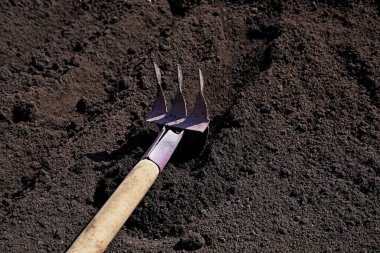İniş alanı hazırlığı. Topraktaki izler.
