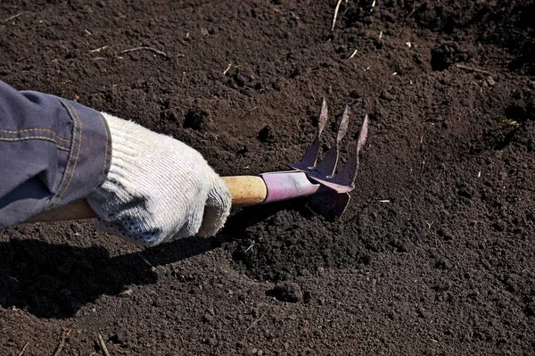 着陸場の準備。大地を耕す者，. — ストック写真