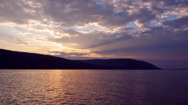 Manzara. Nehirde gün batımı. Akşam, güzel nehir ve gökyüzü.
