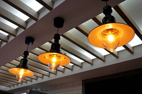 Modaya uygun bir iç mekan. Tavandan sarkan üç klasik lamba.