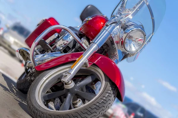 Parlak krom kaplı güzel, güçlü kırmızı motosiklet.