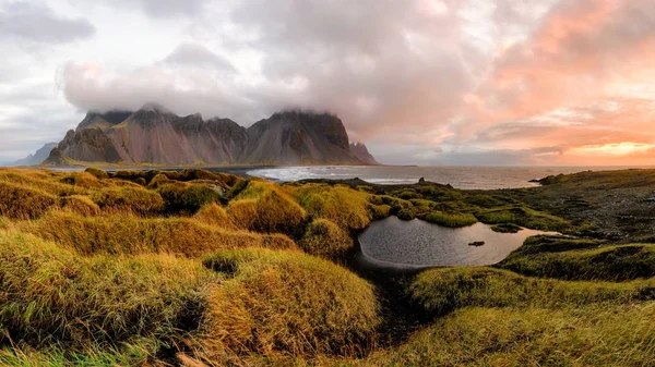 Vista Panorâmica Uma Paisagem Incrível Islandesa Montanhas Vestrahorn Mágicas Praia — Fotografia de Stock