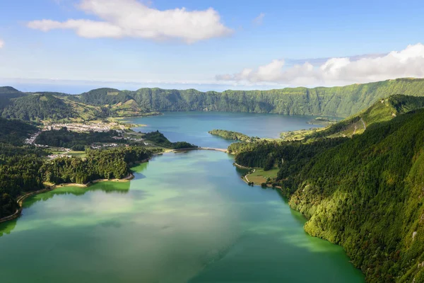 İnanılmaz Azorean manzara. Panoramik, göl, Sete Cidades, Azores, Portekiz. Bakış açısı Vista yapmak Rei adlı Sao Miguel. Azores Portekiz başlıca turistik yerlerinden biri olan
