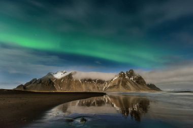 İzlanda'daki Jokulsarlon buzul lagoon yakınındaki muhteşem aurora borealis.