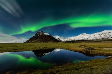 İzlanda'daki Jokulsarlon buzul lagoon yakınındaki muhteşem aurora borealis.
