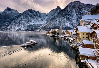 Hallstatt Noel köyü. Kar, Salzkammergut bölge, Avusturya ile bir kış gecesi yansıtan Avusturya Alplerinde Hallstattersee gölde içinde ünlü Hallstatt lakeside şehrin doğal kartpostal görünümü. 
