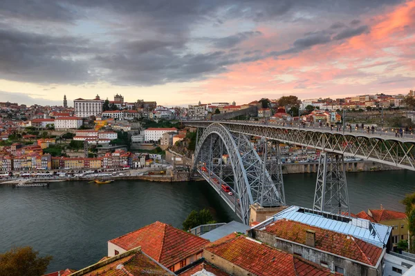 ポルト ポルトガル ドウロ川と Dom ルイス 日没時橋の街並み 伝統的なボートと夕日の景観 — ストック写真
