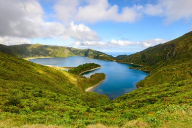 Panoramik manzara güzel bir lagün Sao Miguel Island Lagoa Fogo bakan. Azores, Portekiz ana tatil yerlerinden biri olan ve Avrupa ve Amerika arasında yer alır