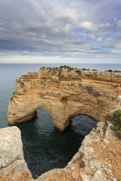 Doğa Sevgililer günü kutluyor. Romantik senaryo muhteşem deniz manzarası. Kalp şeklinde Rock tarihinde Portekiz Güney kıyısında Algarve'deki/daki oteller