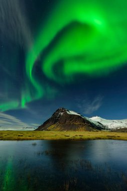 Kuzey Işık İzlanda şaşırtıcı bir cennet. Jokulsarlon buzul lagoon yakınındaki muhteşem aurora borealis. Güzel nightscape.