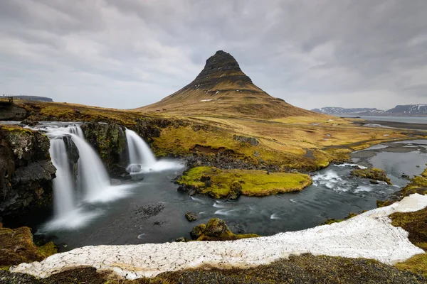 Csodálatos Izlandi Táj Felső Részén Kirkjufellsfoss Vízesés Kirkjufell Hegy Háttérben — Stock Fotó