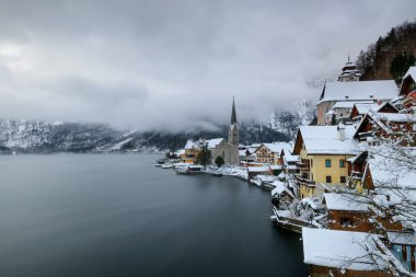 Hallstatt Noel köyü. Kar, Salzkammergut bölge, Avusturya ile bir kış gecesi yansıtan Avusturya Alplerinde Hallstattersee gölde içinde ünlü Hallstatt lakeside şehrin doğal kartpostal görünümü. 