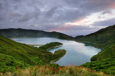 Gün batımında doğal inanılmaz manzara. Fogo Lagoon Sao Miguel Island. Azor bir ana Paskalya ve yaz tatil yerlerinden Portekiz, Avrupa ve Amerika arasında ihtiyacınıza vardır.