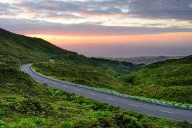 Gün batımında doğal inanılmaz manzara. Fogo Lagoon Sao Miguel Island. Azor bir ana Paskalya ve yaz tatil yerlerinden Portekiz, Avrupa ve Amerika arasında ihtiyacınıza vardır.