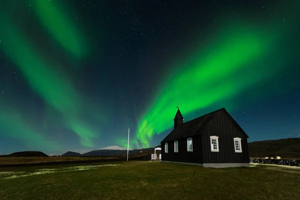 Nordlichter Über Dem Schwarzen Kirchturm Island Polarlichter Einer Atemberaubenden Nachtlandschaft — Stockfoto