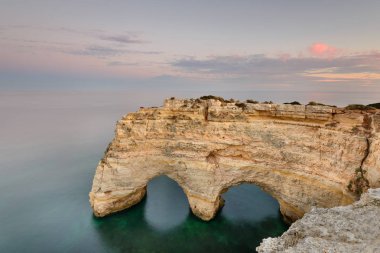 Şaşırtıcı günbatımı Marinha Beach deki Algarve, Portekiz. Avrupa'nın ana tatil yerlerinden biri güçlü renkleri ile manzara. Yaz turistik.