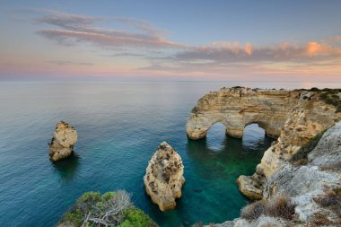 Şaşırtıcı günbatımı Marinha Beach deki Algarve, Portekiz. Avrupa'nın ana tatil yerlerinden biri güçlü renkleri ile manzara. Yaz turistik.