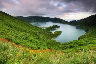 Panoramik manzara Azores lagün üzerinden. Azor Takımadaları volkanik kökenli ve ada, yani Miguel birçok göller içinde eski volkan krater oluşur. Portekiz ve çok aile için istenen başlıca turistik yerlerinden biri