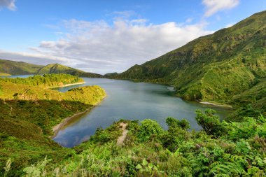 Panoramik manzara Azores lagün üzerinden. Azor Takımadaları volkanik kökenli ve ada, yani Miguel birçok göller içinde eski volkan krater oluşur. Portekiz başlıca turistik yerlerinden biri.