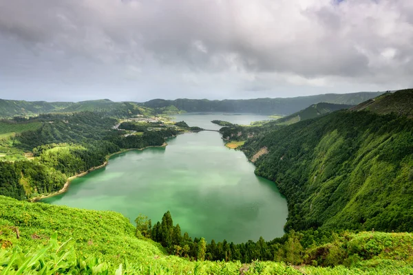 来自亚速尔群岛泻湖的全景风景 亚速尔群岛群岛有火山起源 因此米格尔的岛上有许多湖泊 形成于古火山火山口 葡萄牙主要旅游胜地之一 — 图库照片