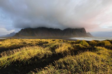 Magical Vestrahorn dağlar ve İzlanda, sunrise Beach. İzlandalı bir şaşırtıcı manzara panoramik manzaralı.