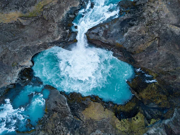 Aldeyjarfoss 是冰岛北部一个令人惊叹的瀑布 空中摄影被无人机捕获 自然风景与蓝色河 — 图库照片