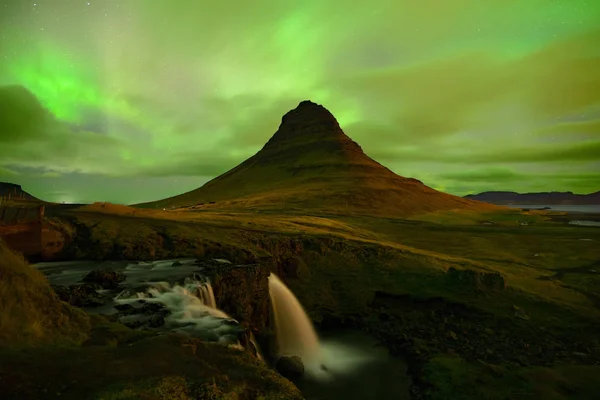 Північне Сяйво Горі Kirkjufell Ісландії Краєвид Водоспадом Kirkjufellsfoss Зеленими Поділками — стокове фото