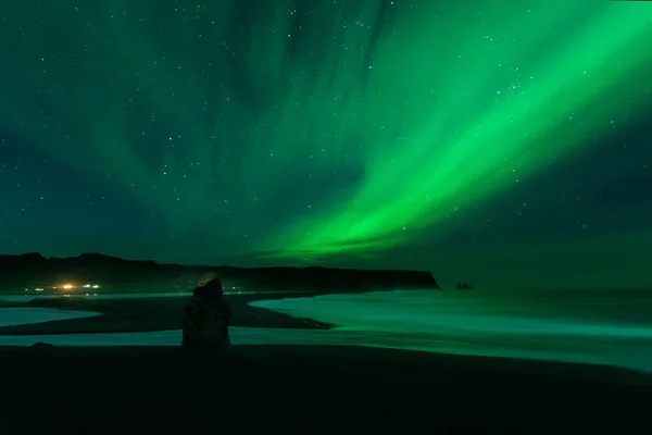 Nordlicht Den Klippen Landschaft Des Vik Strandes Mit Grünen Streifen — Stockfoto