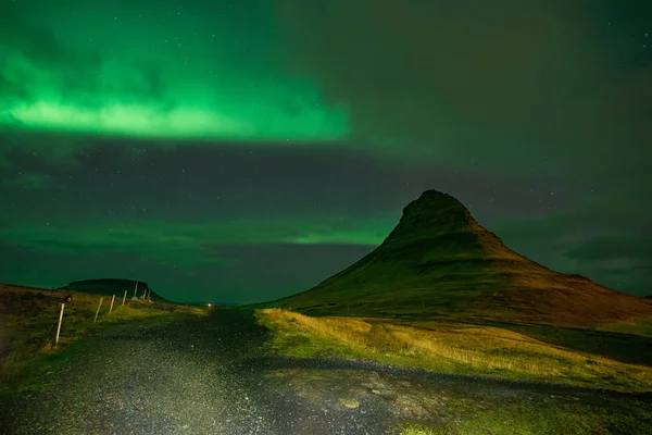 北极光在山 Kirkjufell Kirkjufellsfoss 的景观 与北极光绿色带 Snaefellnes — 图库照片