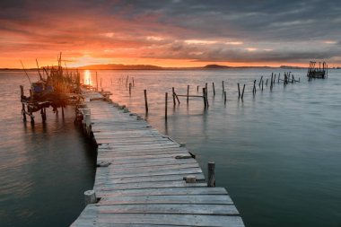 Eski ahşap iskele zanaat balıkçı tekneleri günbatımı manzara. Carrasqueira için ziyaretçi Alentejo sahil Lizbon yakınındaki bir turistik yer.