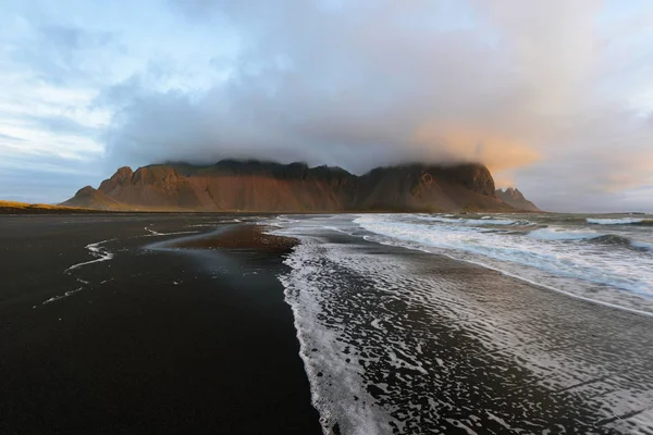 Varázslatos Táj Vestrahorn Hegység Fekete Homokos Dűnéitől Izlandon Sunrise Panorámás — Stock Fotó