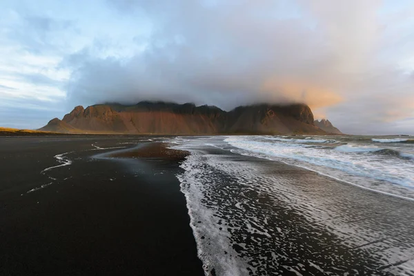 Pohádková Krajina Vestrahorn Hor Černé Písečné Duny Islandu Úsvitu Panoramatický — Stock fotografie