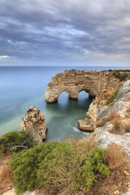 Algarve, Portekiz Marinha Plajı'nda gün batımında Inanılmaz deniz manzarası. Avrupa'nın en önemli tatil yerlerinden birinin güçlü renkleri ile peyzaj. Yaz turistik.