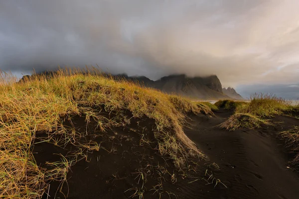 Paisagem Mágica Das Montanhas Vestrahorn Dunas Areia Negra Islândia Nascer — Fotografia de Stock