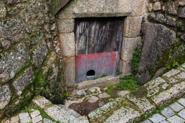Puerta con gatera