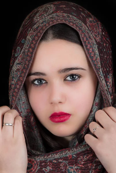 젊은 여자는 headscarf로 덮여 — 스톡 사진
