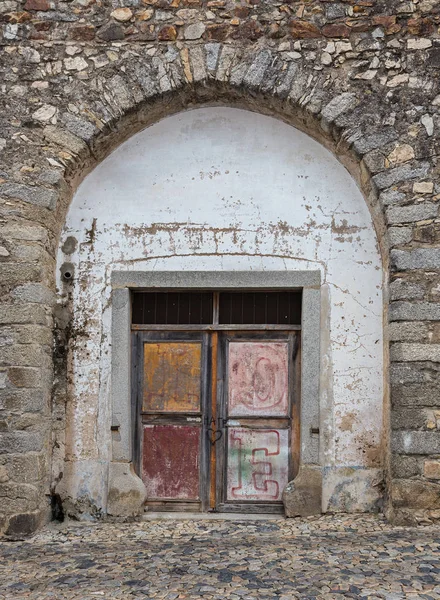 Puerta bajo el arco — Foto de Stock