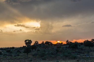 Gün batımında Barruecos doğal alanında peyzaj. Extremadura. İspanya.