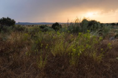 Rüzgar Barruecos doğal alanında gün batımında manzara. Extremadura. İspanya.