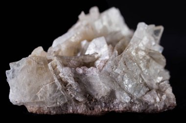 Limonite mineral siyah arka plan üzerine