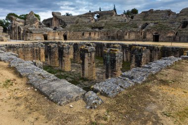 Italica (İspanyolca: Italica; günümüz Santiponce, 9 km Nw Seville, İspanya kuzeyinde) muhteşem ve iyi korunmuş bir Roma kenti ve Roma İmparatorları Trajan ve Hadrian doğum yeri.