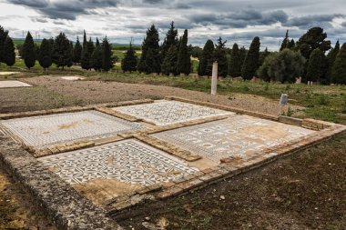 Italica (İspanyolca: Italica; günümüz Santiponce, 9 km Nw Seville, İspanya kuzeyinde) muhteşem ve iyi korunmuş bir Roma kenti ve Roma İmparatorları Trajan ve Hadrian doğum yeri.