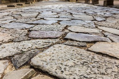 Italica (İspanyolca: Italica; günümüz Santiponce, 9 km Nw Seville, İspanya kuzeyinde) muhteşem ve iyi korunmuş bir Roma kenti ve Roma İmparatorları Trajan ve Hadrian doğum yeri.