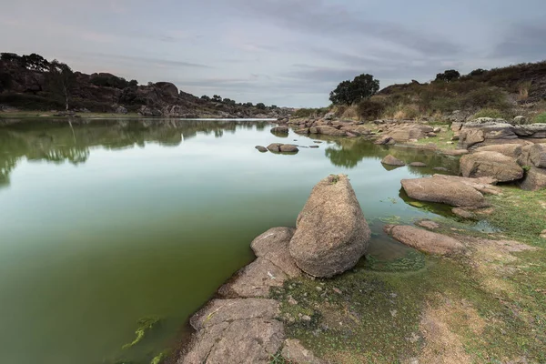 Manzara Barruecos doğal alanında. MALPARTIDA de Caceres. Estremadura. İspanya.