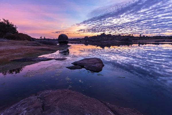 Nascer do sol na área natural de Barruecos — Fotografia de Stock