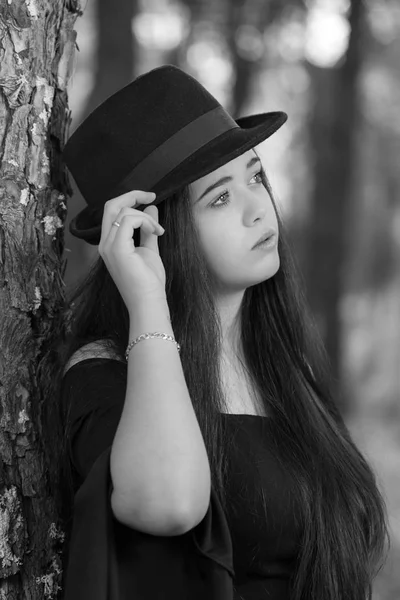 Πορτρέτο Της Νεαρής Γυναίκας Καπέλο Ένα Πευκόφυτο Δάσος — Φωτογραφία Αρχείου