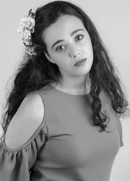 Retrato Menina Bonita Com Uma Flor Seu Cabelo — Fotografia de Stock