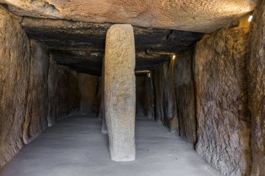 Dolmen de Menga İspanyol şehir, Antequera içinde (Mlaga) olduğunu. Bir kapalı Galeri dolmen ve neredeyse dikdörtgen tesisi, 3 millennium dergisininyayım M.ö. kalma.